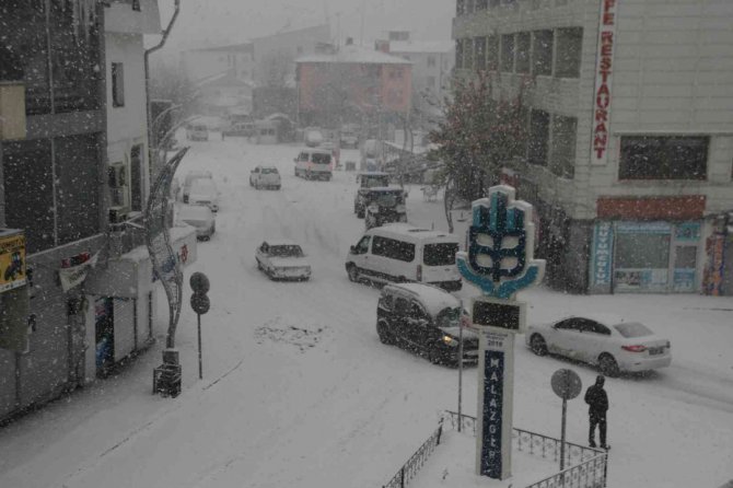 Malazgirt’te Kar Yağışı Devam Ediyor