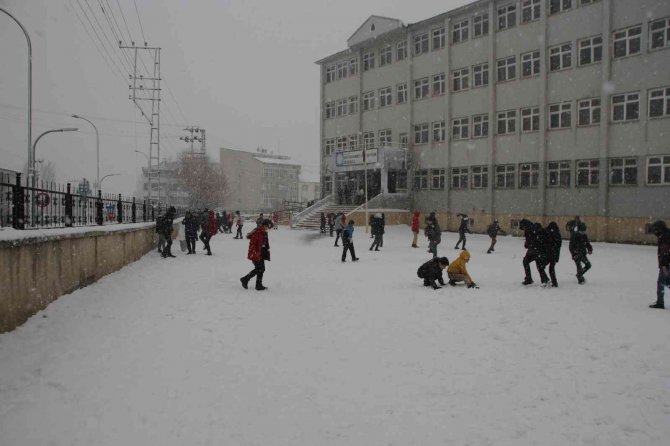 Malazgirt’te Kar Yağışı Devam Ediyor