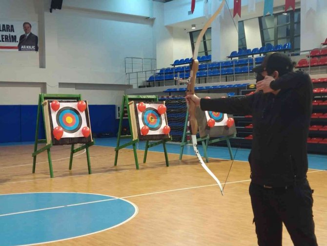 Maltepe’de Sigara Paketlerini Okla Vurarak "Sigarayı Bırak, Hayatı 12’den Vur" Mesajı Verdiler