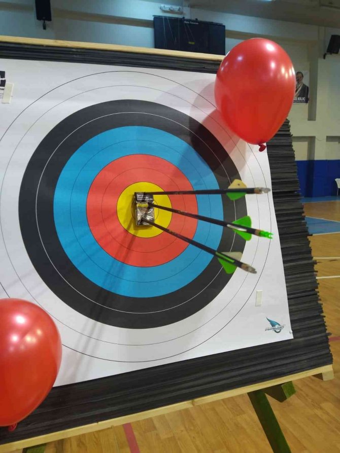 Maltepe’de Sigara Paketlerini Okla Vurarak "Sigarayı Bırak, Hayatı 12’den Vur" Mesajı Verdiler