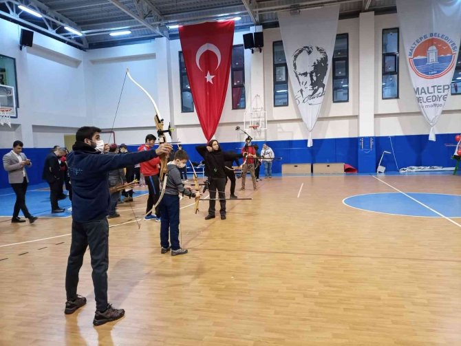 Maltepe’de Sigara Paketlerini Okla Vurarak "Sigarayı Bırak, Hayatı 12’den Vur" Mesajı Verdiler