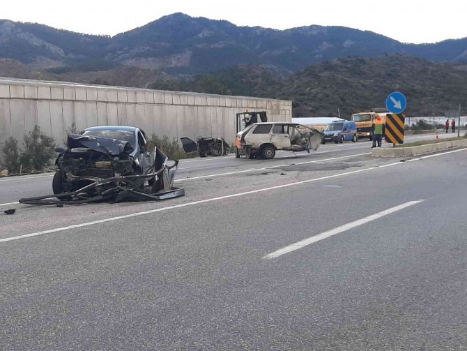 Mersin’de Feci Kaza: Otomobil İkiye Bölündü