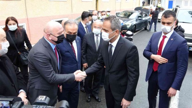 Bakan Özer’den Yüz Yüze Eğitim Açıklaması: “İ̇nşallah Bu Dönemi De Yüz Yüze Eğitime Kararlılıkla Uyarak Nihayetlendireceğiz”