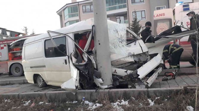 Minibüs Elektrik Direğine Çarptı: 1 Yaralı