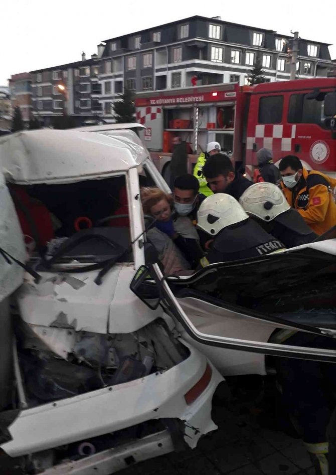 Minibüs Elektrik Direğine Çarptı: 1 Yaralı