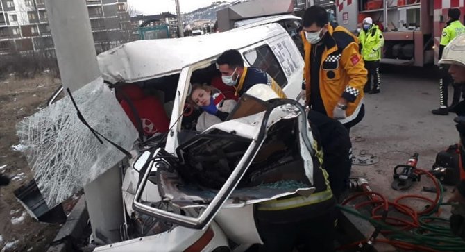 Minibüs Elektrik Direğine Çarptı: 1 Yaralı