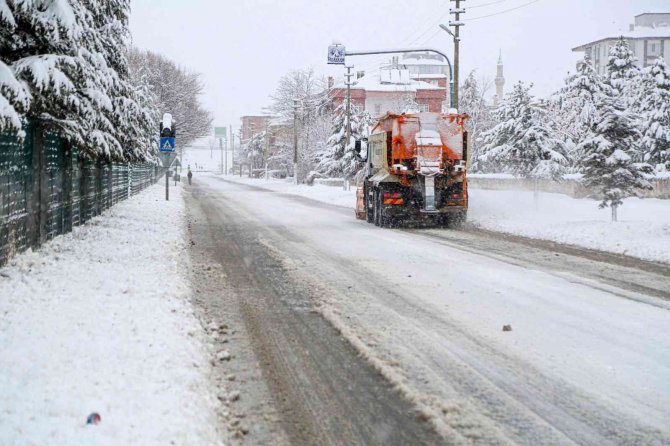 Niğde Belediyesi Kar Ekipleri Teyakkuzda