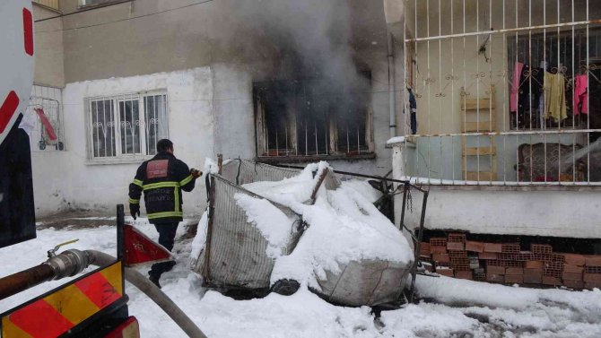 Niğde’de Ev Yangını; 8 Kişi Hastaneye Kaldırıldı
