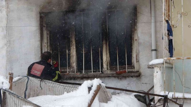 Niğde’de Ev Yangını; 8 Kişi Hastaneye Kaldırıldı