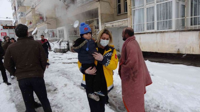 Niğde’de Ev Yangını; 8 Kişi Hastaneye Kaldırıldı
