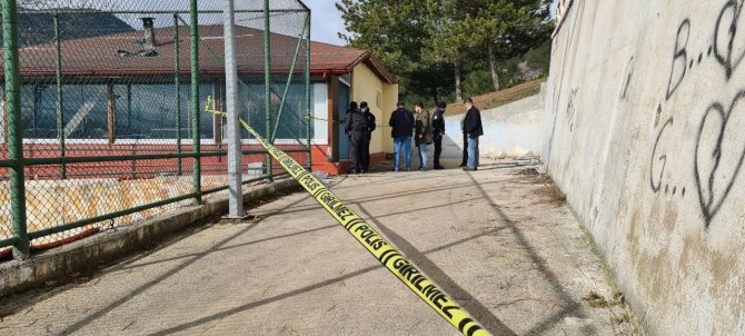 Mahalleli Gençlerin Kurduğu Amatör Spor Kulübü’nün Kapısını Ve Sobasını Çaldılar
