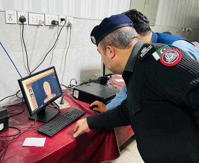 Pakistan’da Erkek Çocuk Doğurmak İçin Hamile Kadının Kafasına 5 Santimetrelik Çivi Çaktılar