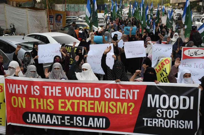 Pakistanlı Kadınlardan Hindistan’daki Okullarda Uygulanan Başörtü Yasağına Karşı Protesto