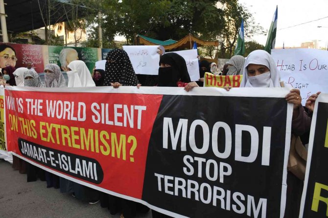Pakistanlı Kadınlardan Hindistan’daki Okullarda Uygulanan Başörtü Yasağına Karşı Protesto