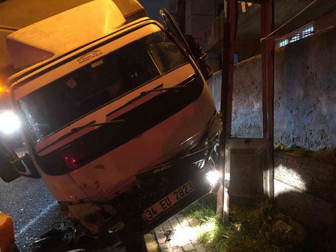 Pendik’te İki Araca Çarpıp Kaldırıma Çıkan Kamyonet, İki Teker Üstünde Askıda Kaldı