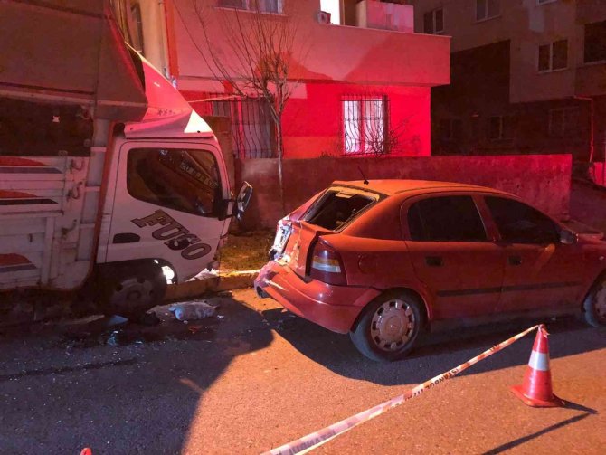 Pendik’te İki Araca Çarpıp Kaldırıma Çıkan Kamyonet, İki Teker Üstünde Askıda Kaldı