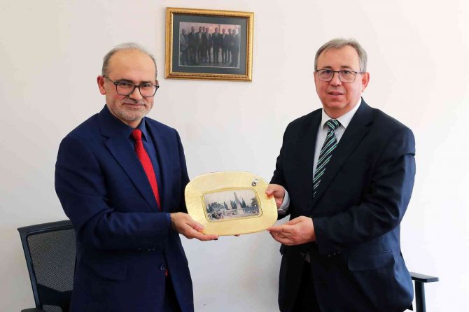 İ̇lahiyat Fakültesi Dekanlığına Prof. Dr. Öztürk Atandı