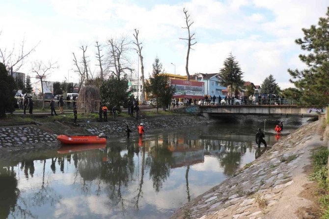 Kayıp Olarak Aranıyordu, Cüzdanı Ve Telefonu Dere Kenarında Bulundu