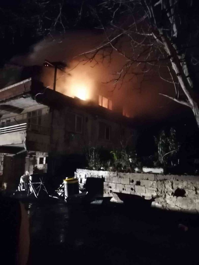 İ̇ki Katlı Ev Alevlere Teslim Oldu
