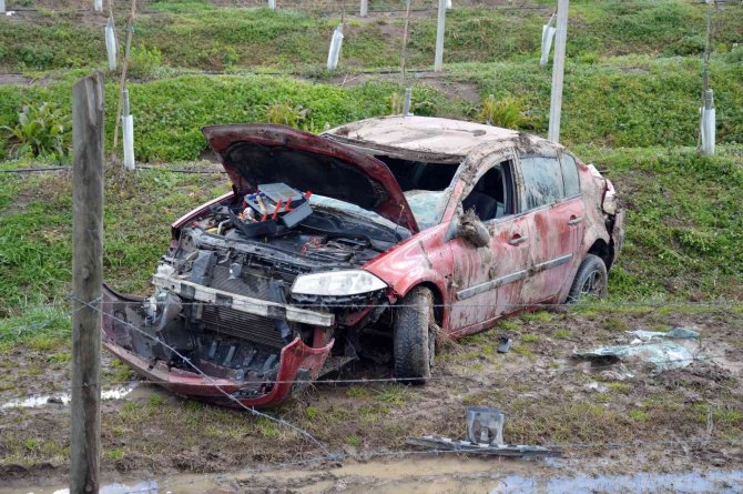 Kontrolden Çıkan Otomobil Taklalar Atarak Taraya Uçtu: 3 Yaralı