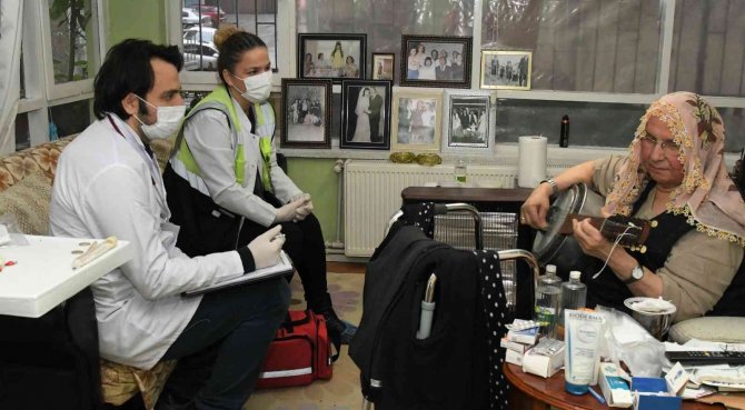 Kadın Hastadan Sağlık Ekibine ‘Cümbüşlü’ Teşekkür