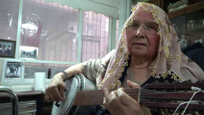 Kadın Hastadan Sağlık Ekibine ‘Cümbüşlü’ Teşekkür