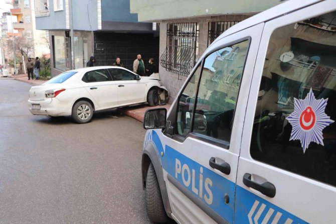 Polisten Kaçarken Kaza Yaptı: Sürücü Kaçtı Otomobilde Uyuşturucu Madde Bulundu