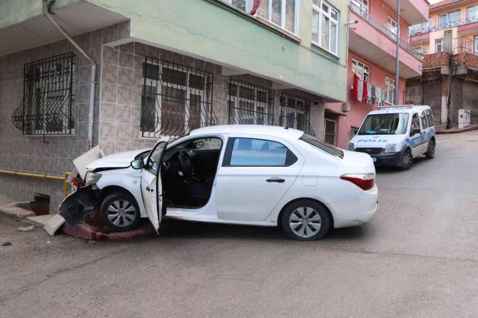 Polisten Kaçarken Kaza Yaptı: Sürücü Kaçtı Otomobilde Uyuşturucu Madde Bulundu