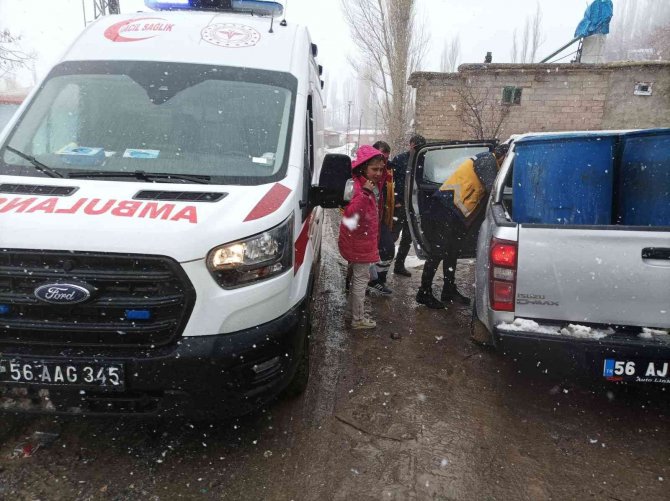 Siirt’te Kar Yolları Kapattı, Ekipler Hasta Adama 4 Saat Sonra Ulaşabildi