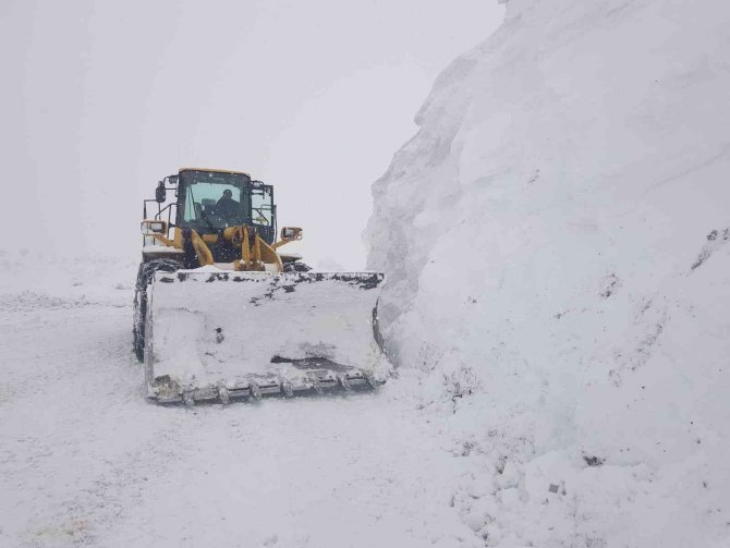 Siirt’te Kar Yolları Kapattı, Ekipler Hasta Adama 4 Saat Sonra Ulaşabildi
