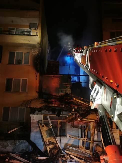 İ̇ki Katlı Ahşap Bina Yanarak Kül Oldu