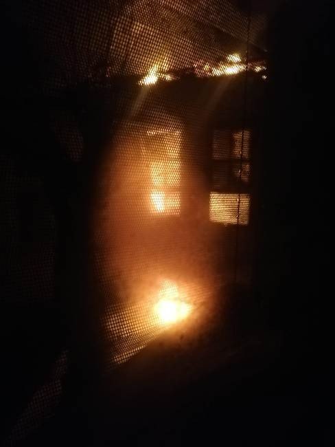 İ̇ki Katlı Ahşap Bina Yanarak Kül Oldu