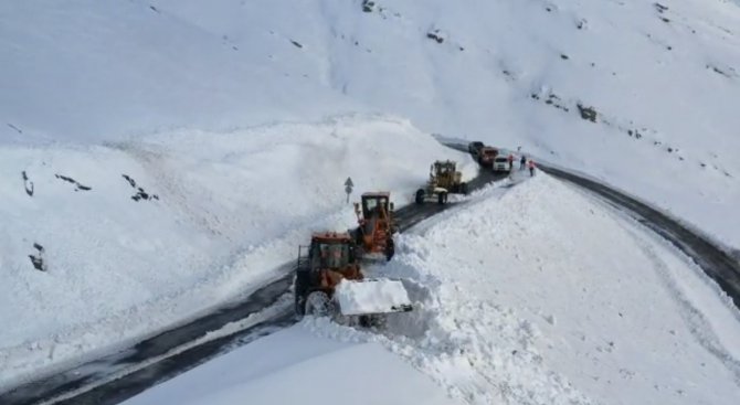 2230 Rakımlı Tanin Tanin Geçidi’nde Kar 1 Metreyi Buldu, Yollar Temizlendi