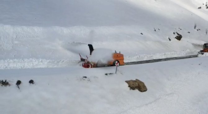 2230 Rakımlı Tanin Tanin Geçidi’nde Kar 1 Metreyi Buldu, Yollar Temizlendi