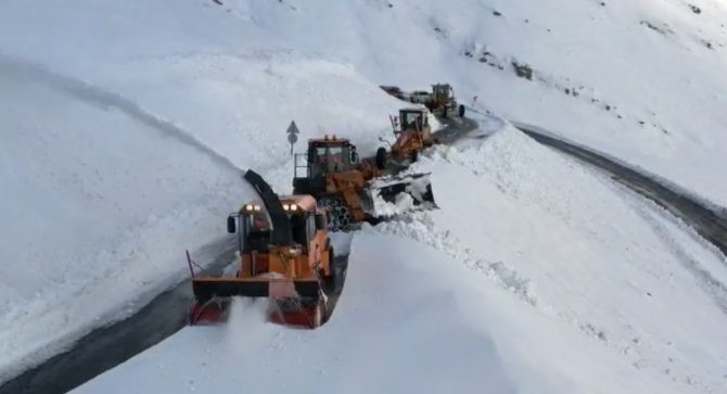 2230 Rakımlı Tanin Tanin Geçidi’nde Kar 1 Metreyi Buldu, Yollar Temizlendi