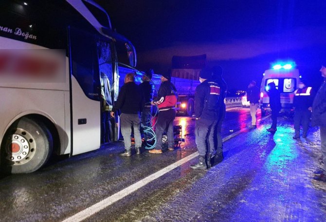 Yolcu Otobüsü Tırın Dorsesine Saplandı: 1 Ölü, 5 Yaralı
