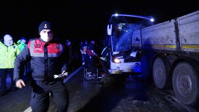 Yolcu Otobüsü Tırın Dorsesine Saplandı: 1 Ölü, 13 Yaralı (2)