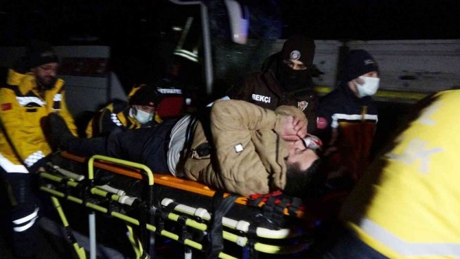 Yolcu Otobüsü Tırın Dorsesine Saplandı: 1 Ölü, 13 Yaralı (2)