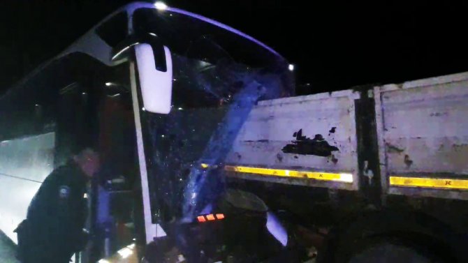 Yolcu Otobüsü Tırın Dorsesine Saplandı: 1 Ölü, 5 Yaralı