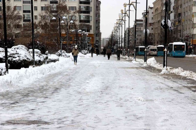 Sivas’ta 731 Köy Yolu Araç Ulaşımına Kapandı