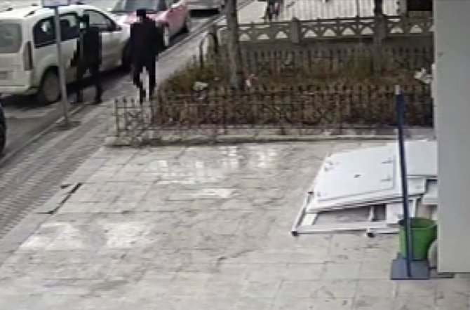 Gün Ortası Dükkanın Önündeki Aracı Çaldılar