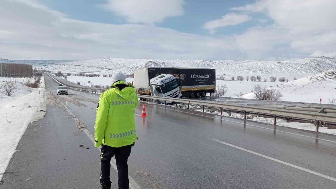 Kayan Tır Kara Yolunu Tek Taraflı Ulaşıma Kapattı