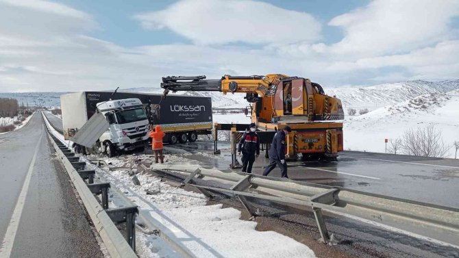 Kayan Tır Kara Yolunu Tek Taraflı Ulaşıma Kapattı