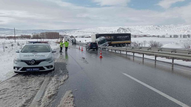Kayan Tır Kara Yolunu Tek Taraflı Ulaşıma Kapattı