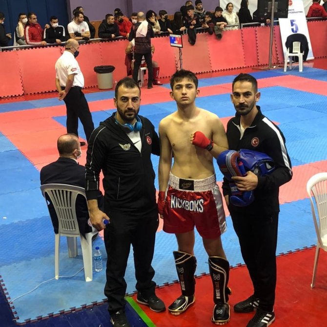 Yenimahalle Belediyesi Sporcuları Kick Boks Türkiye Şampiyonası’ndan Madalya İle Döndü