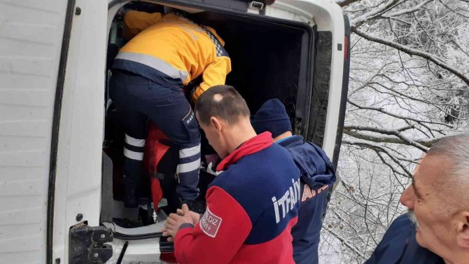Hafif Ticari Araç Uçuruma Yuvarlandı, Yaralılar Güçlükle Kurtarıldı