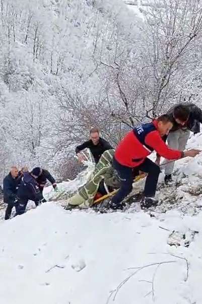 Hafif Ticari Araç Uçuruma Yuvarlandı, Yaralılar Güçlükle Kurtarıldı