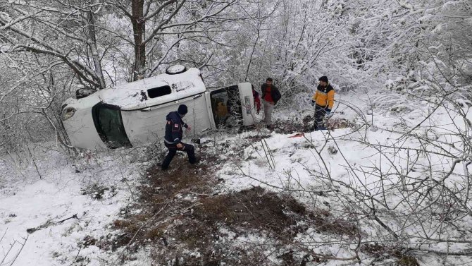 Hafif Ticari Araç Uçuruma Yuvarlandı, Yaralılar Güçlükle Kurtarıldı