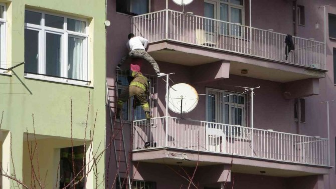 2 Yaşındaki Bebek Ve Annesi Dumanların Arasından Son Anda Kurtarıldı