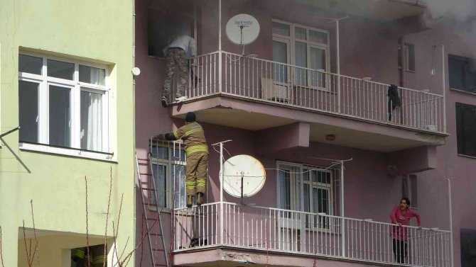 2 Yaşındaki Bebek Ve Annesi Dumanların Arasından Son Anda Kurtarıldı